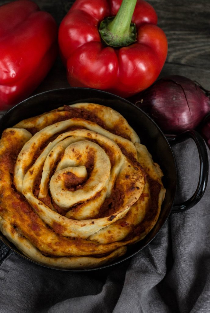 Hefezupfbrot „Rose“ mit rotem Paprika-Cashew-Pesto – zucker.stueckchen