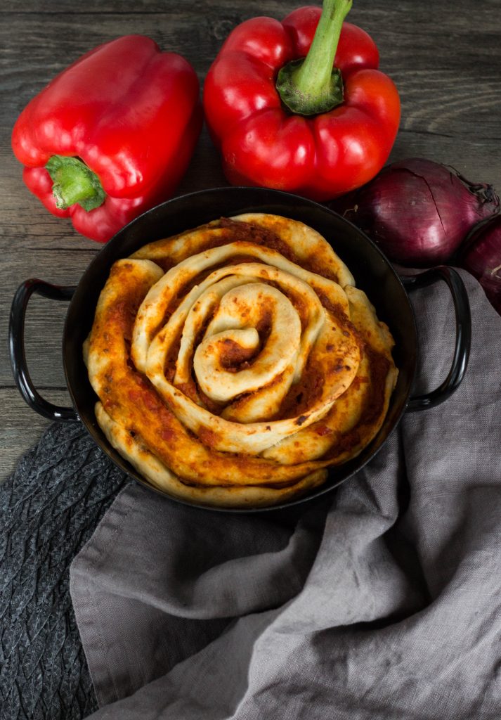 Hefezupfbrot „Rose“ mit rotem Paprika-Cashew-Pesto – zucker.stueckchen