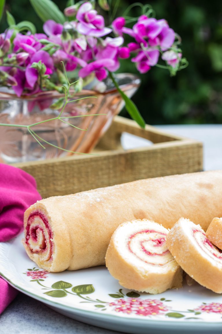 Johannisbeer-Biskuitrolle – Zucker-Stückchen