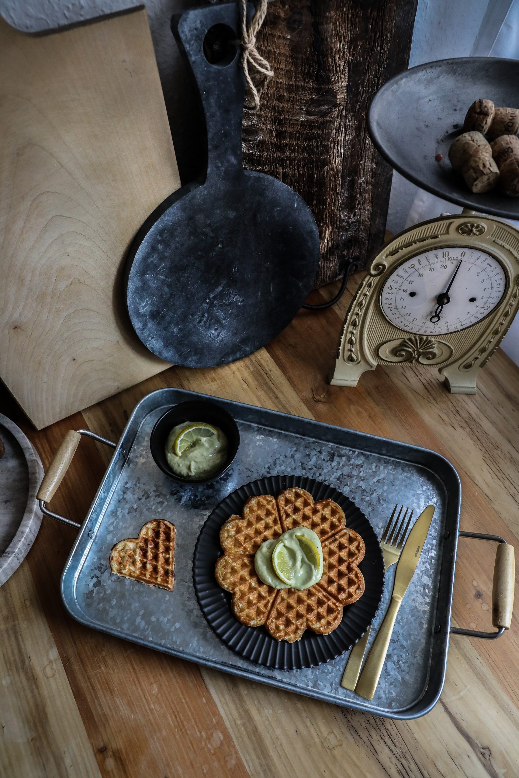 Speck-Käse-Waffeln mit Avocadodip – zucker.stueckchen Speck-Käse-Waffeln mit Avocadodip – zucker.stueckchen